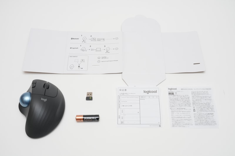 パッケージには本体、Logi Bolt USBレシーバ、単3形乾電池、説明書、保証書が同梱