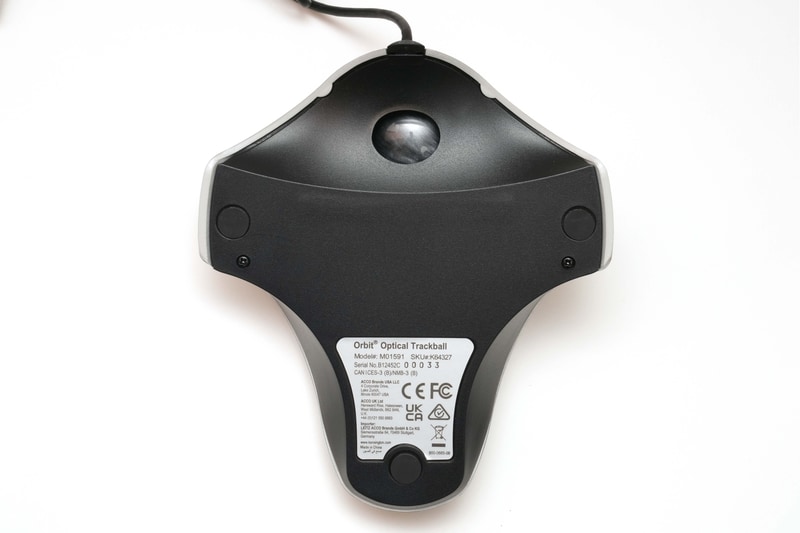 底面には認証情報などが記載されている