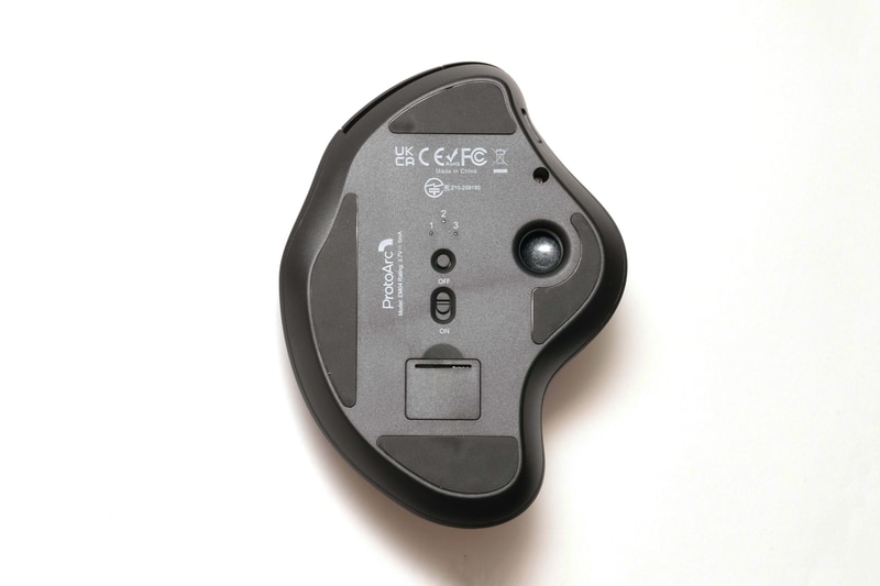 底面には電源スイッチと接続ボタンを配置