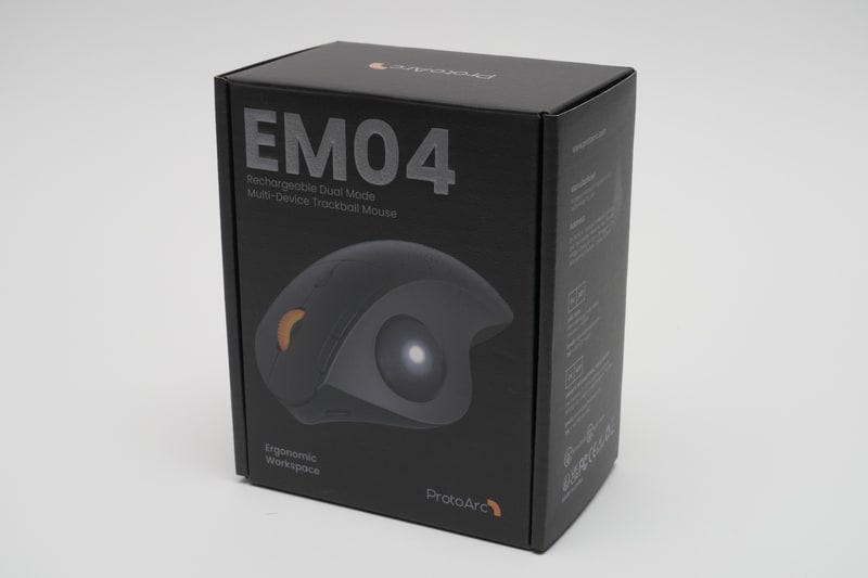 パッケージには本体、USBレシーバ、充電用USBケーブル、説明書が同梱