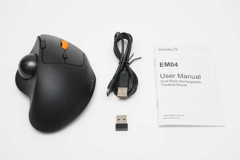 パッケージには本体、USBレシーバ、充電用USBケーブル、説明書が同梱