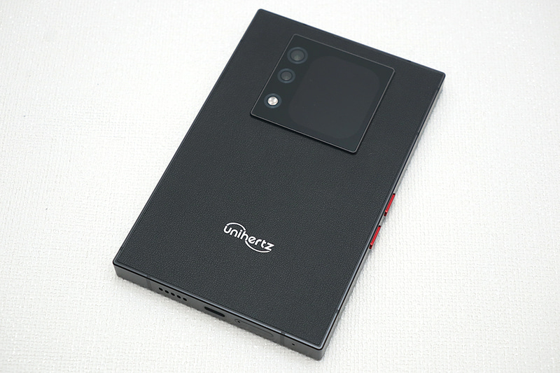 革張りのような質感の背面