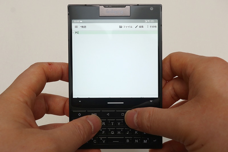 実際にタイピングしているところ。従来と同じ配列のため、学習コストはゼロだ