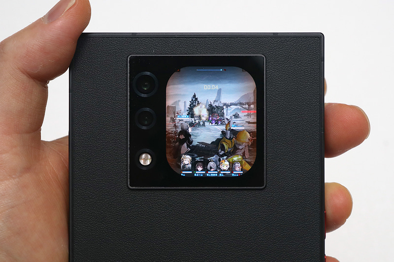 サブディスプレイに任意のアプリを登録して起動できる。試しにNIKKEを登録してみたらプレイできてしまった。メインディスプレイと違うゲームを同時起動してプレイすることもできる