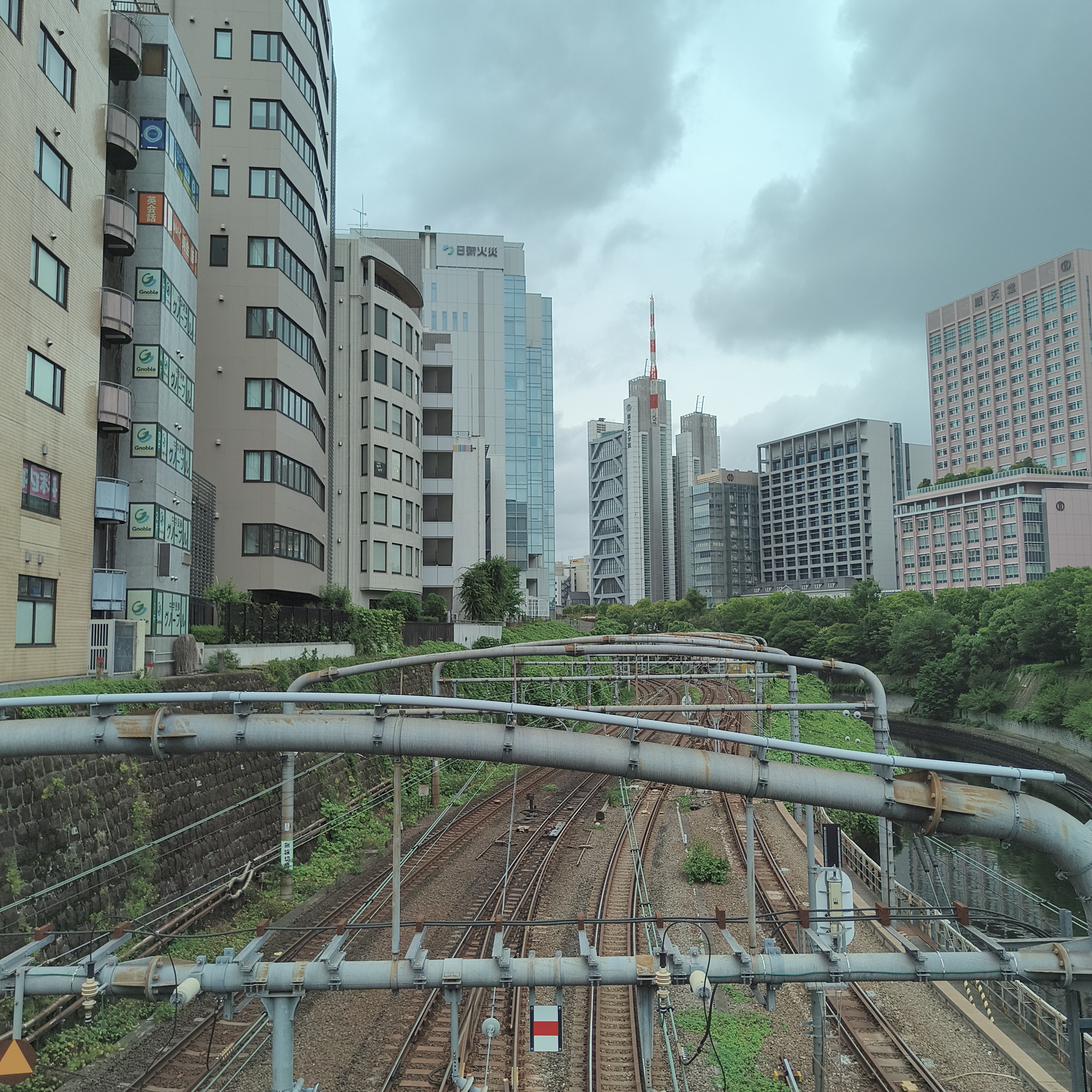 デフォルトではアスペクト比1:1の写真が出る。若干シャープネスがきつめで、青寄りの印象