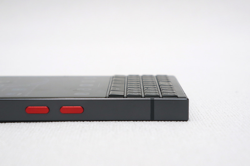 主要キーはキーの下の方も山の形状となっている。このため、目標のキーの下を押下してしまうことが減った