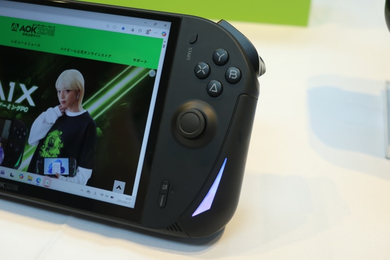 実機。本体右側のボタン類やジョイスティック類