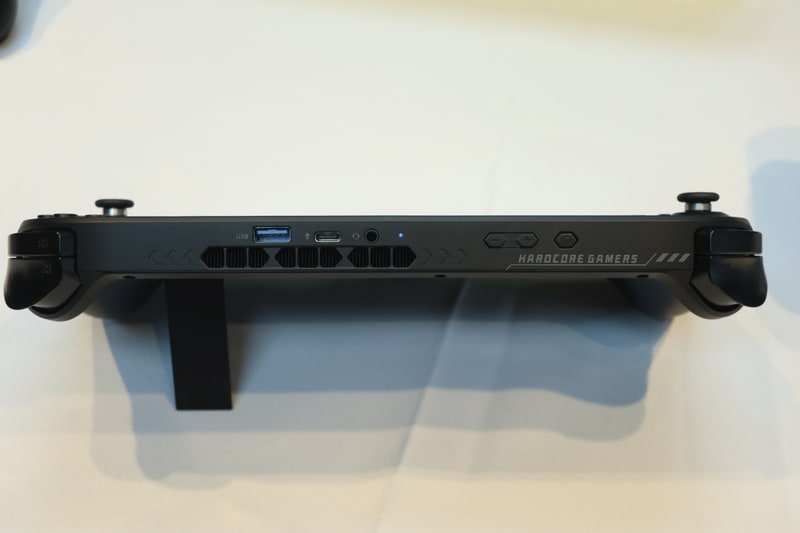 本体上部。排気口やUSBポート、電源ボタン、音量調節ボタンなどが見える