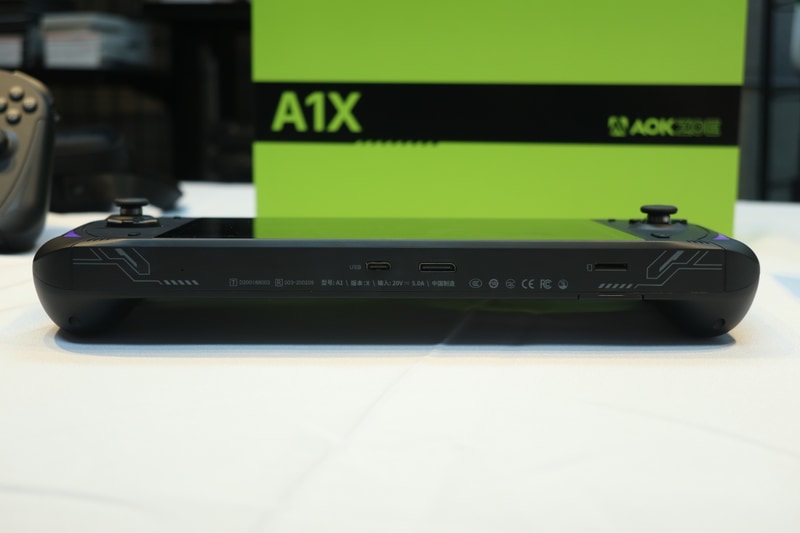 本体底面。OCuLinkはこちら側に装備されている