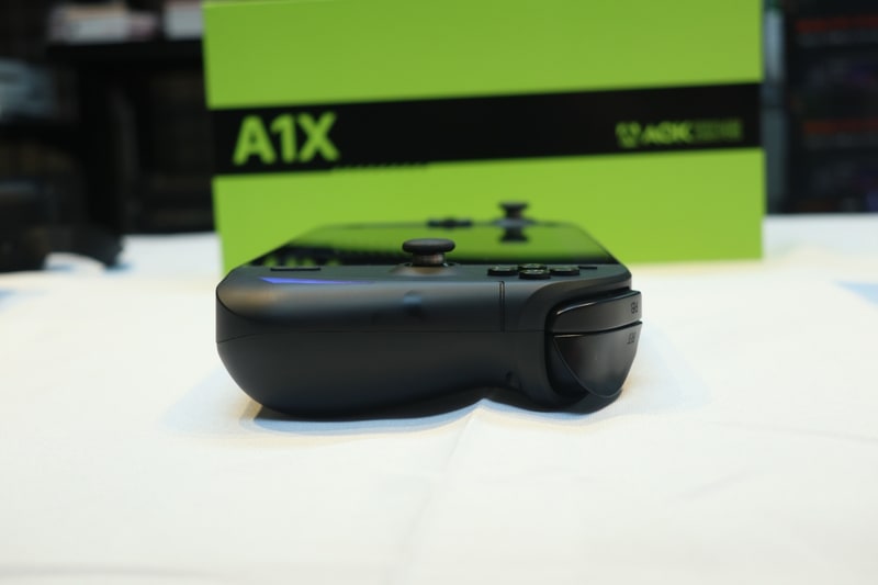 本体側面。エルゴノミクスに基づいたカーブが印象的