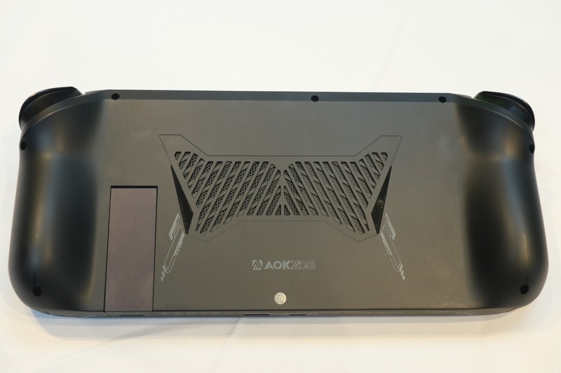 本体背面。吸気口の大きさは控えめか