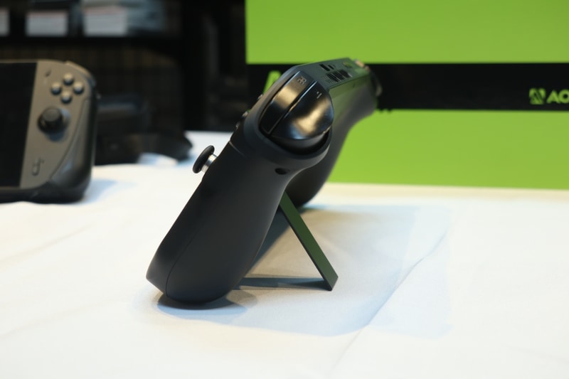 キックスタンドで机に立てたところ