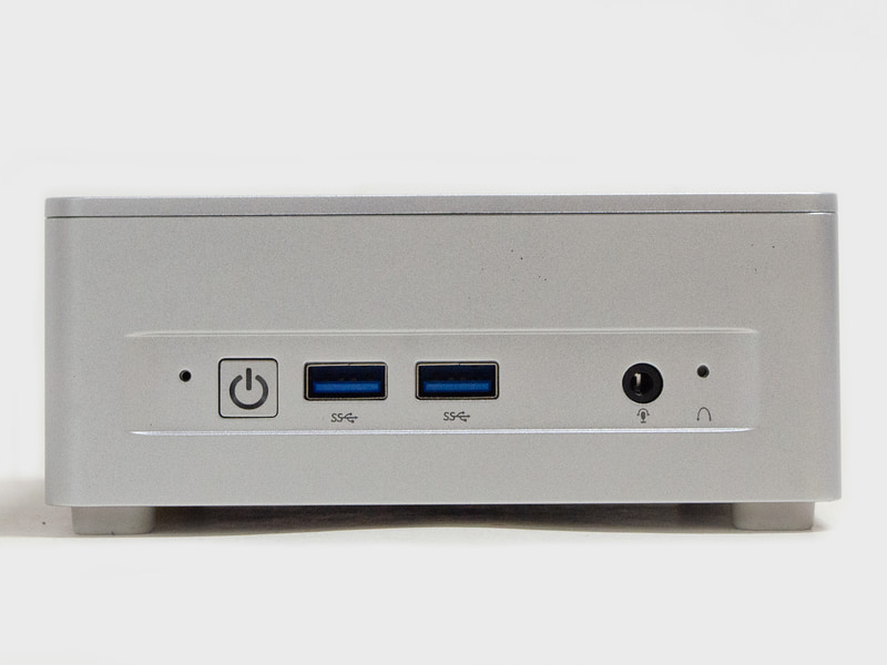 前面。電源ボタン、USB 3.2 Gen 2 2基、3.5mm音声入出力