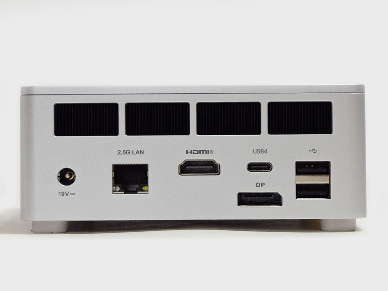 背面。電源入力、2.5GbE、HDMI、DisplayPort、USB4、USB 2.0 2基