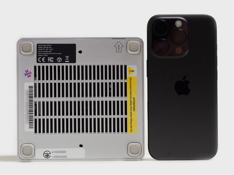 裏面とiPhone 16 Pro。ミニPCとしては一般的なサイズ。同社によると0.8Lサイズと言うこと