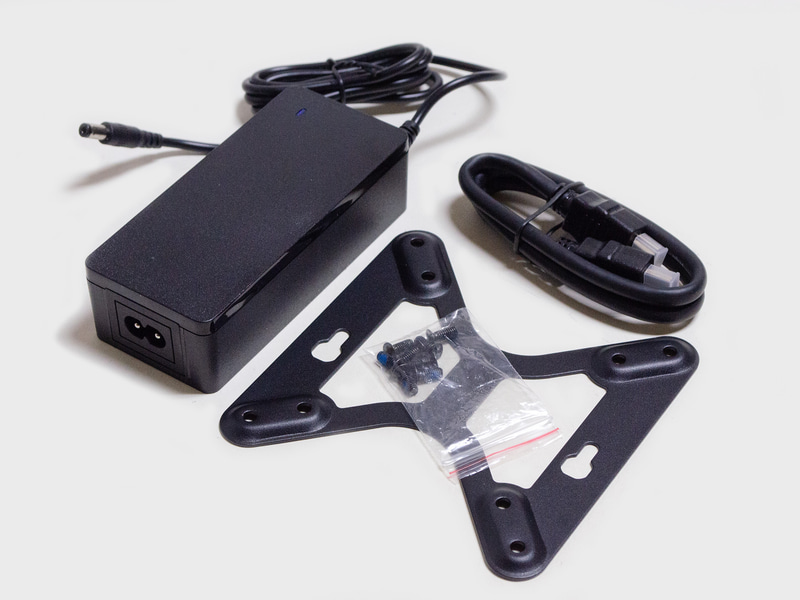 付属品。ACアダプタ(サイズ約120×52×33mm、重量246g、出力19V/3.42A)、HDMIケーブル、VESAマウンタ