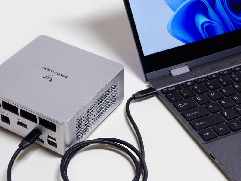 いつものキーボード付きモバイルモニターへ接続。USB4があるのでType-C/Type-Cケーブル1本で接続可能