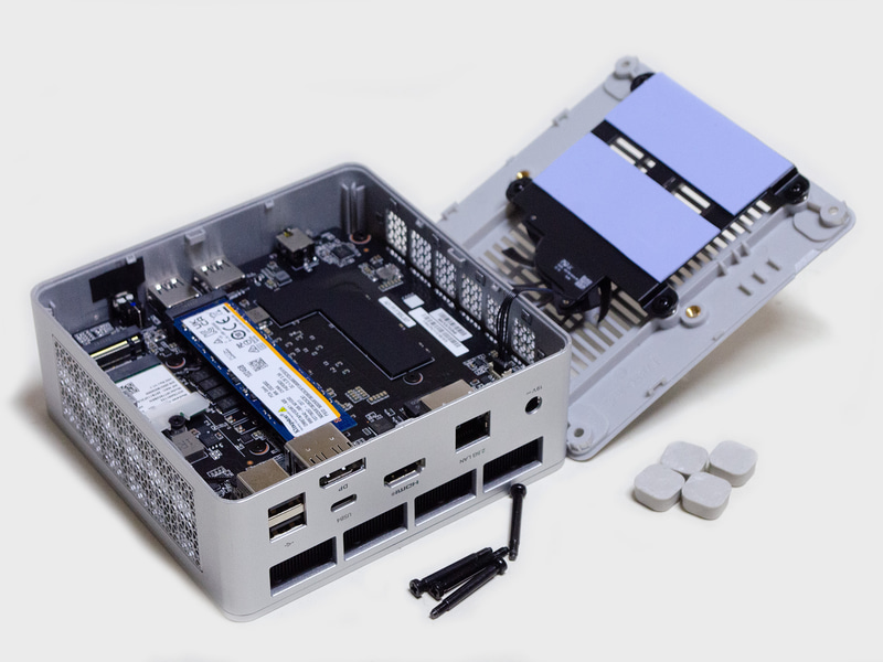 四隅にネジがあるのですべて外すと裏蓋が開く。1本ケーブルつなっているので要注意