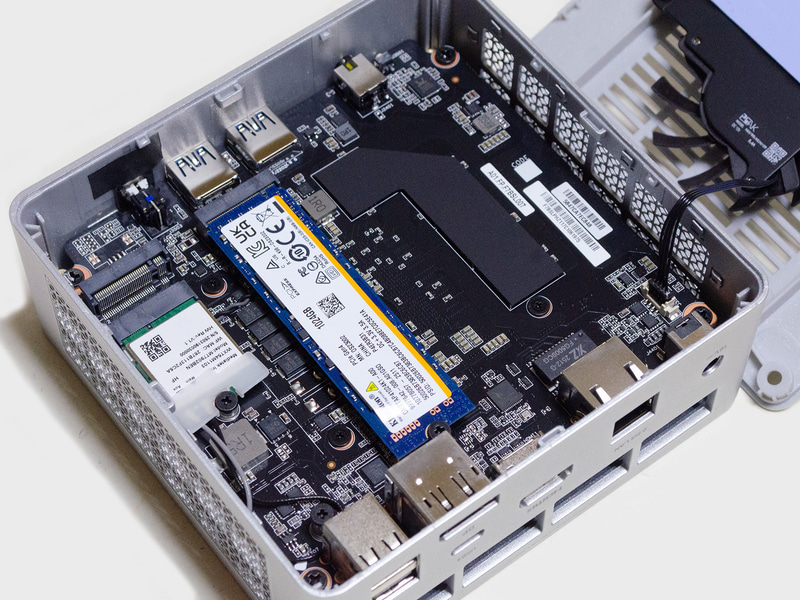 M.2 2280 SSDが装着済み。もう1つ空きがある。メモリはオンボードなので増設不可