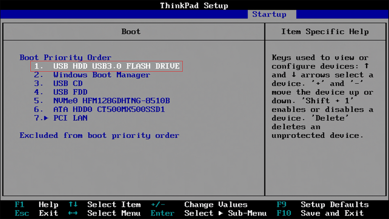 画面右側のヘルプに記載があるように「+」キーを使い「USB HDD USB3.0 FLASH DRIVE」の順位を1位に変更する。なお、ThinkPad E495のUEFI BIOS上では英語キーボードとして認識しているため、日本語キーボードのキーに刻印されている「+」をShiftキーと一緒に押しても反応しない。「～」の刻印があるキーをShiftと一緒に押す必要がある