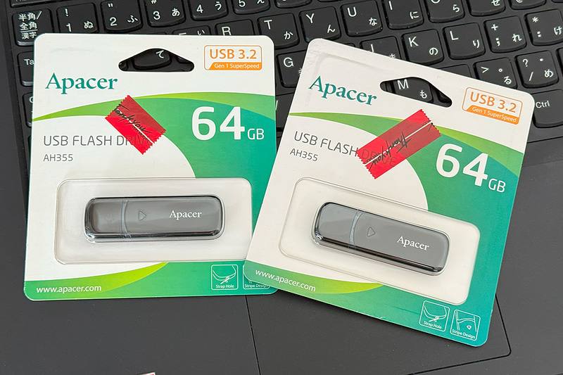 記事用に購入したUSBフラッシュメモリ2個。秋葉原では容量単価として64GBがもっとも安かった