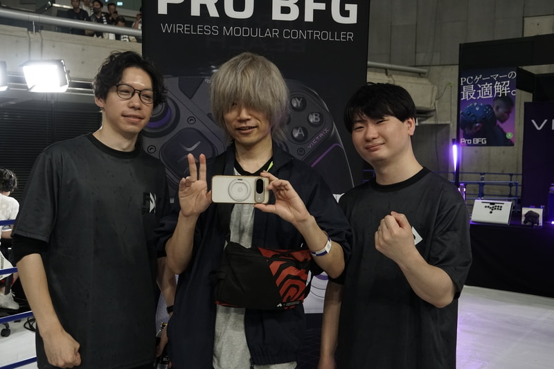 Victrixブースのゲストとして来ていたもけ氏(左)とりゅうきち氏(右)。中央のぷげら氏は会場配信を行なっていた