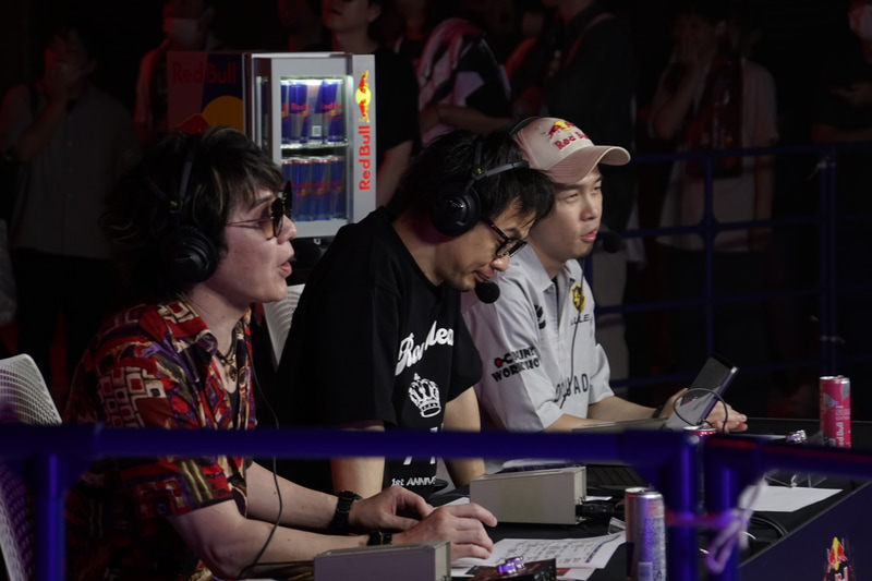 実況のアール氏(左)、ハメコ氏(中央)、がちくん