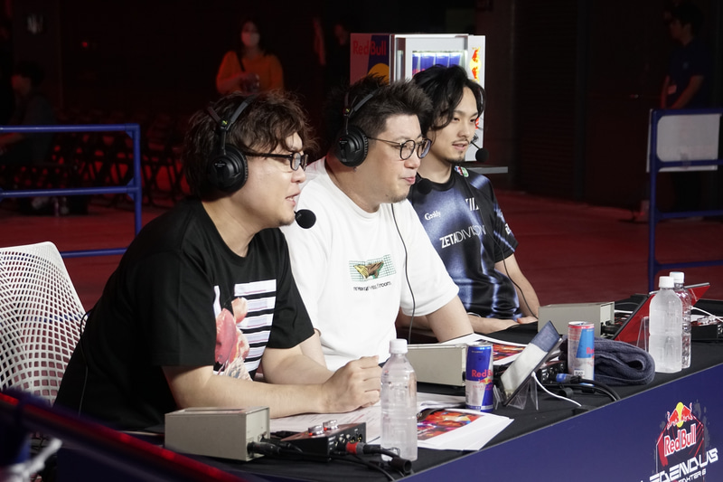 実況のふり～だ氏(左)、こくにい氏(中央)、解説の翔氏(右)