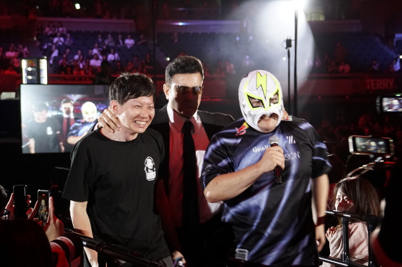 屈強な黒服に首根っこをつかまれ