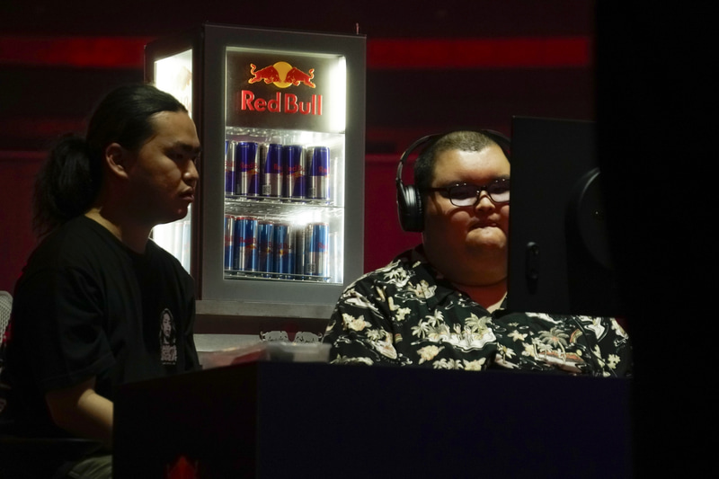 ストリーマー同士はマイクパフォーマンスでお互いをあおったりもしたが、試合中は真剣そのもの