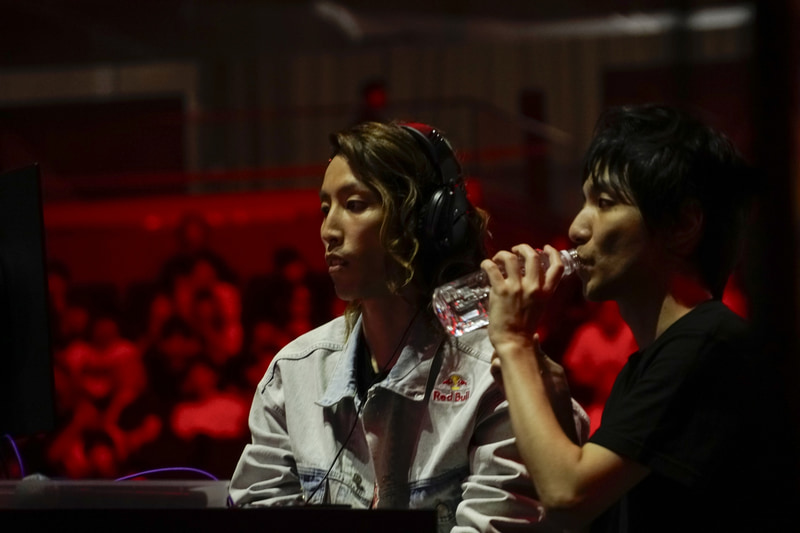 ストリーマー同士はマイクパフォーマンスでお互いをあおったりもしたが、試合中は真剣そのもの