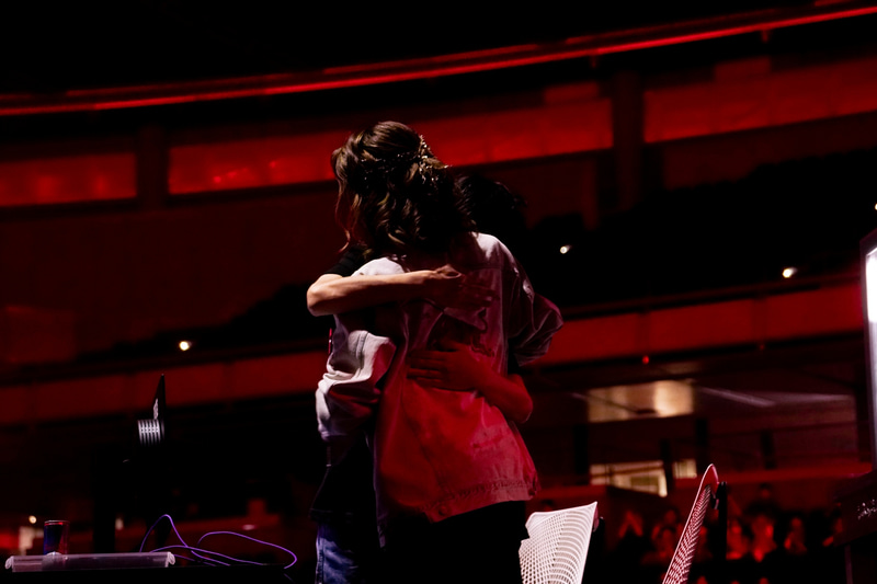 無敗のまま優勝を決め互いに抱擁するSHAKA氏とあくたがわ氏