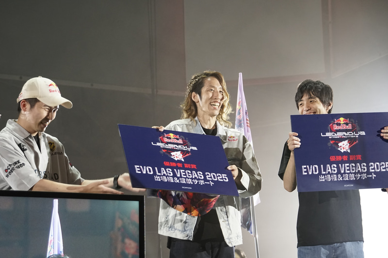 自ら用意した副賞を受け取るSHAKA氏