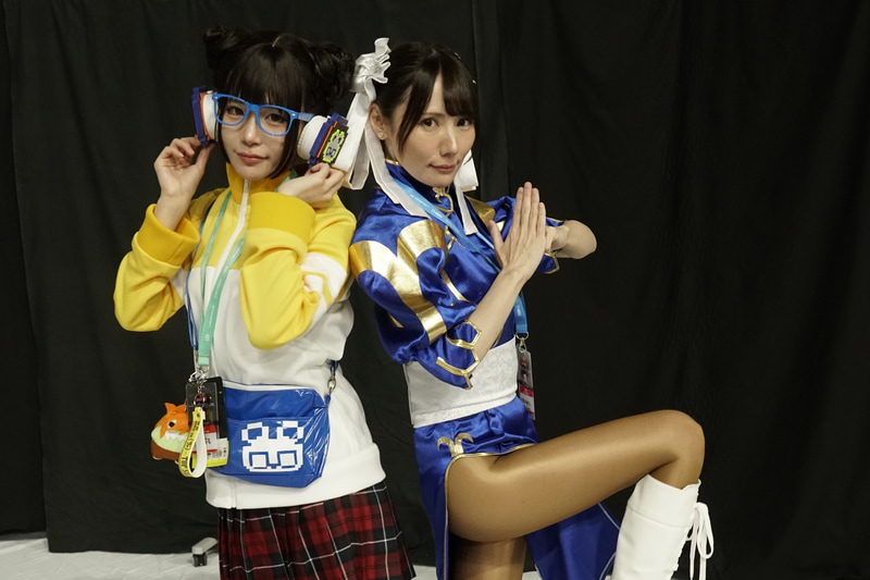 コスプレして一般参加していたまにょちるさん(左)と、インプレスeスポーツ部でも配信を行なう限界お姉さんほーちゃんさん(右)