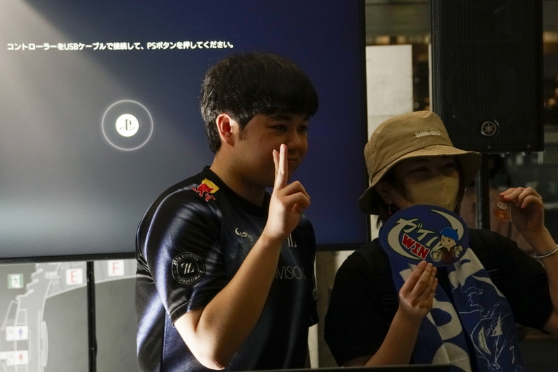 ファンサービスを行なうひぐち氏