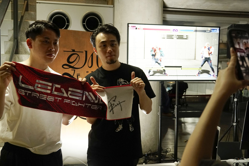 ファンサービスを行なう立川氏