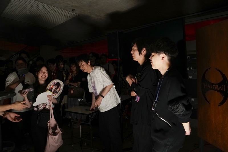 ファンサービスを行なうハイタニ氏(左)、Zerost氏(中央)、よしなま氏(右)