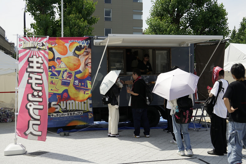 会場外にはストリーマーとコラボしたキッチンカーも出店していた