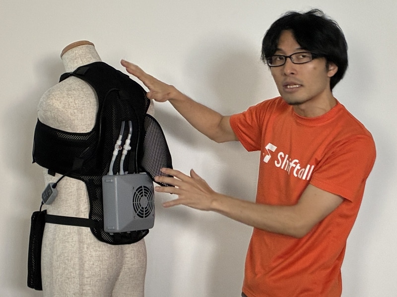 腰裏に装着されているのが「ChillerX」の冷却ユニット。上に伸びているチューブで冷却水を水冷ベストへ循環させる