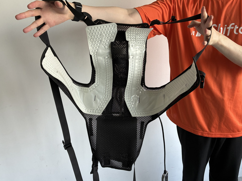 これは水冷ベストの裏面。水冷ベストの白い部分全体が面で身体を冷やしてくれる