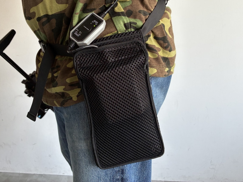 バッテリは別に用意し、同梱されるポーチに収納する