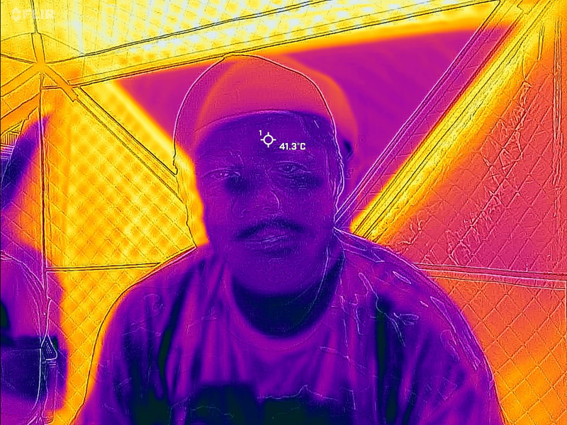 「ChillerX」未装着の額の温度は41.3℃、背中中央は48.6℃、背中やや左は39.5℃