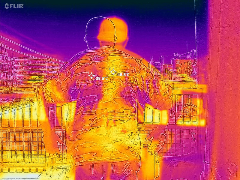 「ChillerX」未装着の額の温度は41.3℃、背中中央は48.6℃、背中やや左は39.5℃