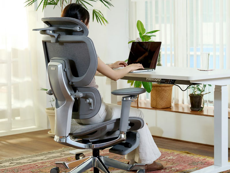 引き出して使うフットレストを内蔵