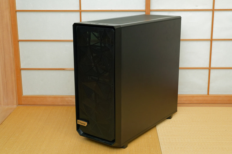 このようなフルタワーのデスクトップPCを置くスペースがない、という人もいるはず