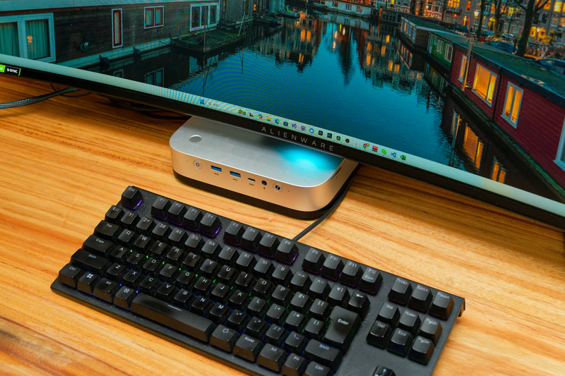 モニター下に収まるサイズ