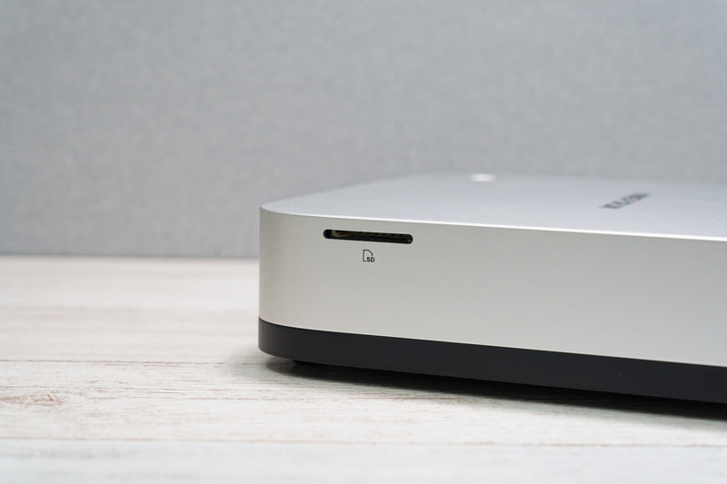 側面にはSDカードスロット