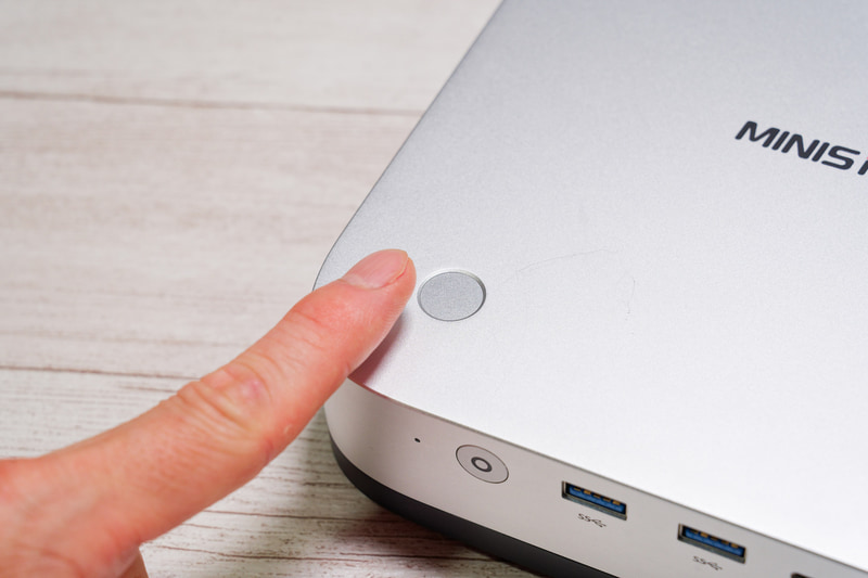 天面には指紋センサーを搭載する