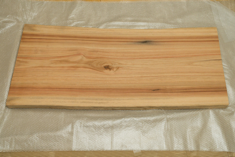 自宅に届いたクスノキの一枚板