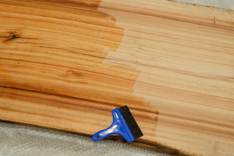 ワトコオイルをハケで塗っていく